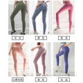 Yan cibləri olan qadın yoga leggings